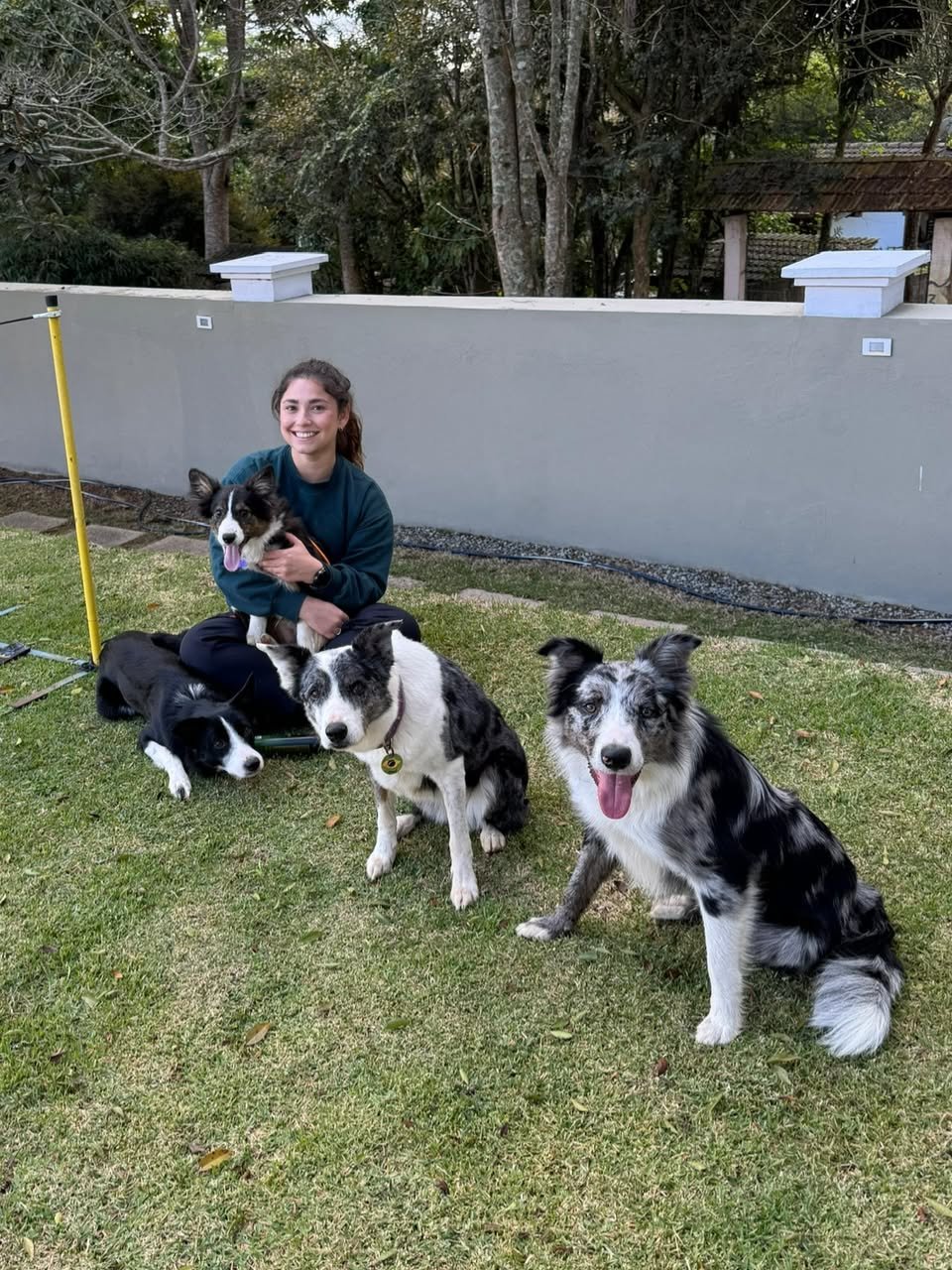 Julia Almeida com cão